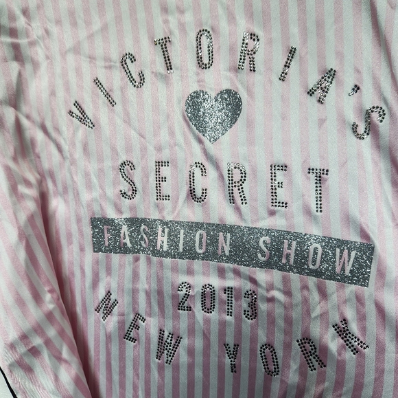 EXLUSIVE! NWT  Victoria's Secret Robe from the Fashion Show in NYC - Picture 2 of 9